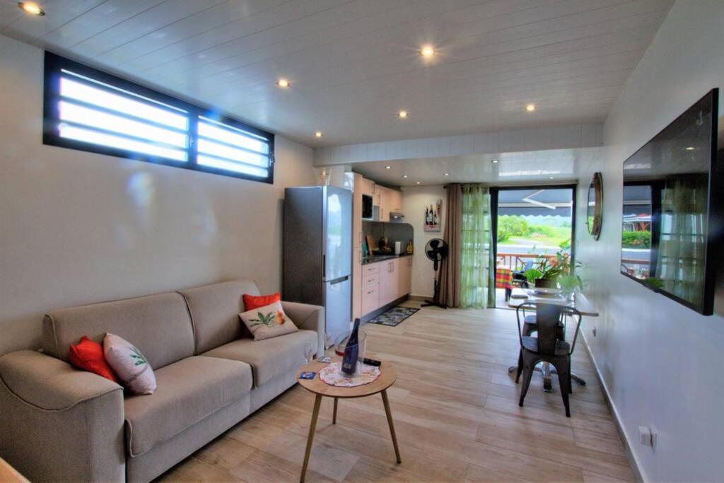 una sala de estar con un sofá y una mesa en la rose, en Lamentin