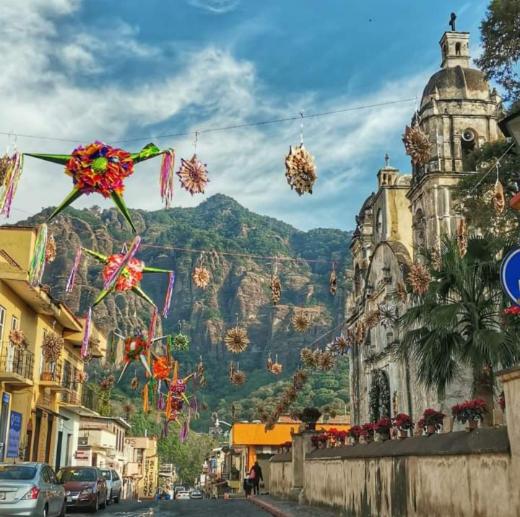 una calle de la ciudad con una montaña en el fondo en Hospedaje San Antonio Tepoztlán., en Tepoztlán