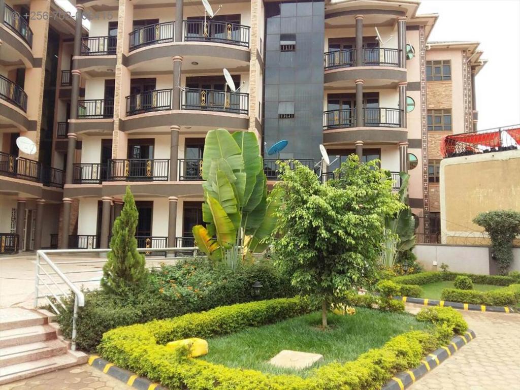 ein großes Gebäude mit einem Garten davor in der Unterkunft Apartment in the city of Kampala in Kampala