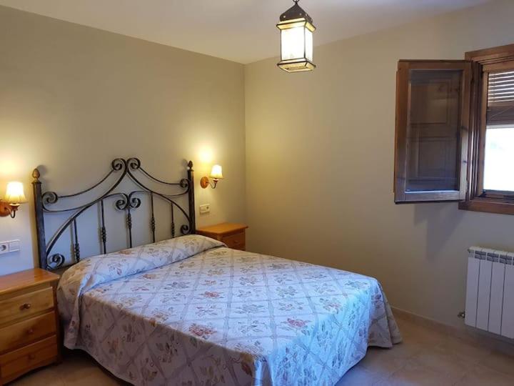 een slaapkamer met een groot bed en een raam bij Preciosas Vistas a La Montaña, Luminoso y Acogedor in El Pueyo de Araguás