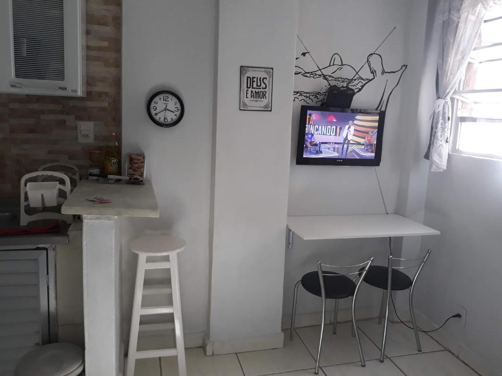 里約熱內盧的住宿－里約熱內盧一室公寓，厨房配有柜台、两张凳子和一张桌子