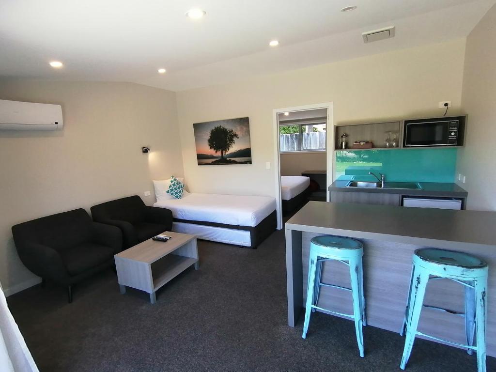 Kuchyň nebo kuchyňský kout v ubytování Edgewater Motel