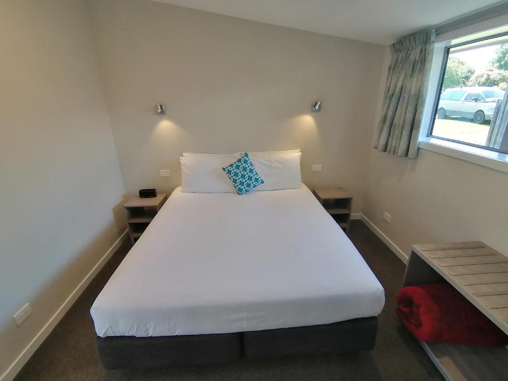 Postel nebo postele na pokoji v ubytování Edgewater Motel