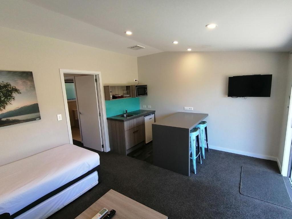 Kuchyň nebo kuchyňský kout v ubytování Edgewater Motel
