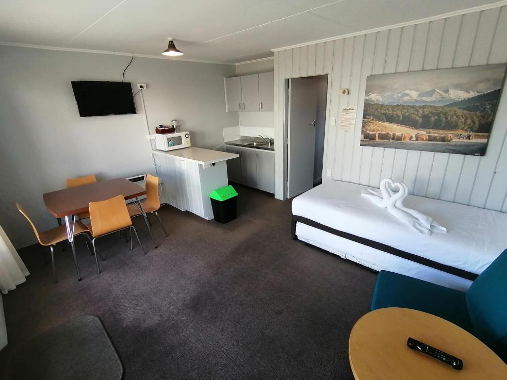 Kuchyň nebo kuchyňský kout v ubytování Edgewater Motel