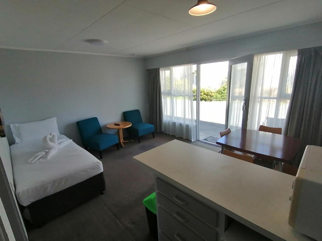 Postel nebo postele na pokoji v ubytování Edgewater Motel