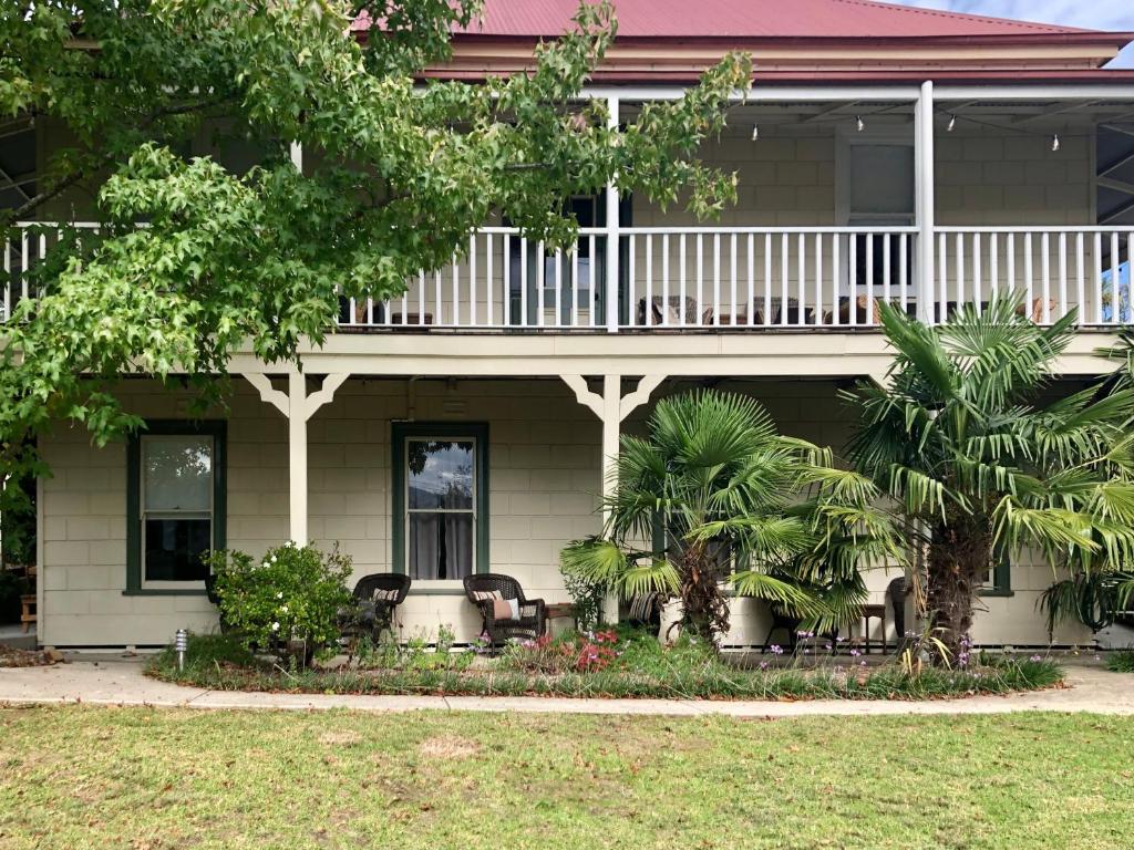 una casa con sillas y árboles delante de ella en Healesville Garden Grandview, en Healesville