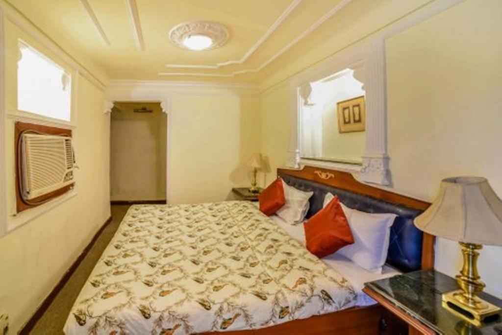 Uma cama ou camas num quarto em Hotel Sugan Niwas Palace