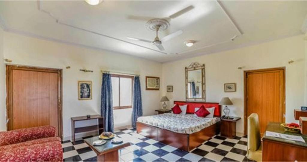 Uma cama ou camas num quarto em Hotel Sugan Niwas Palace