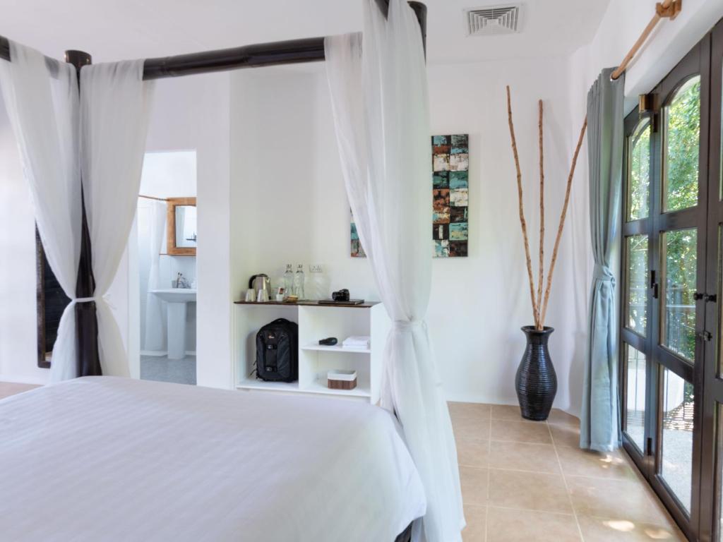 Postel nebo postele na pokoji v ubytování Granada Beach Resort - Adults Only