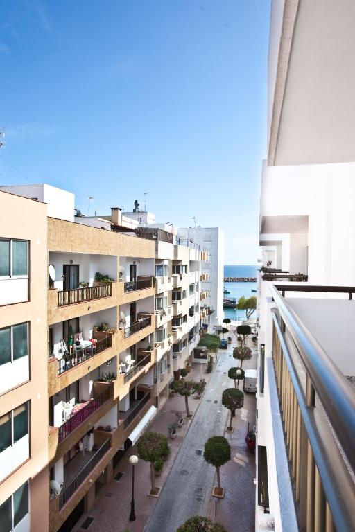 Apartamentos Bahia - Three-Bedroom Apartment (4-6 Adults)