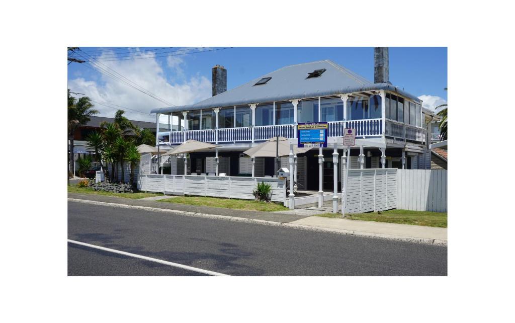 um edifício ao lado de uma rua em Nana Glads Beachfront Accommodation em Whitianga