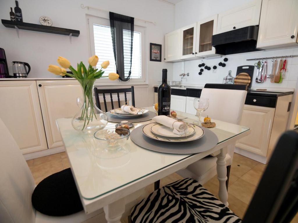 Kuchyň nebo kuchyňský kout v ubytování Apartment Eneja