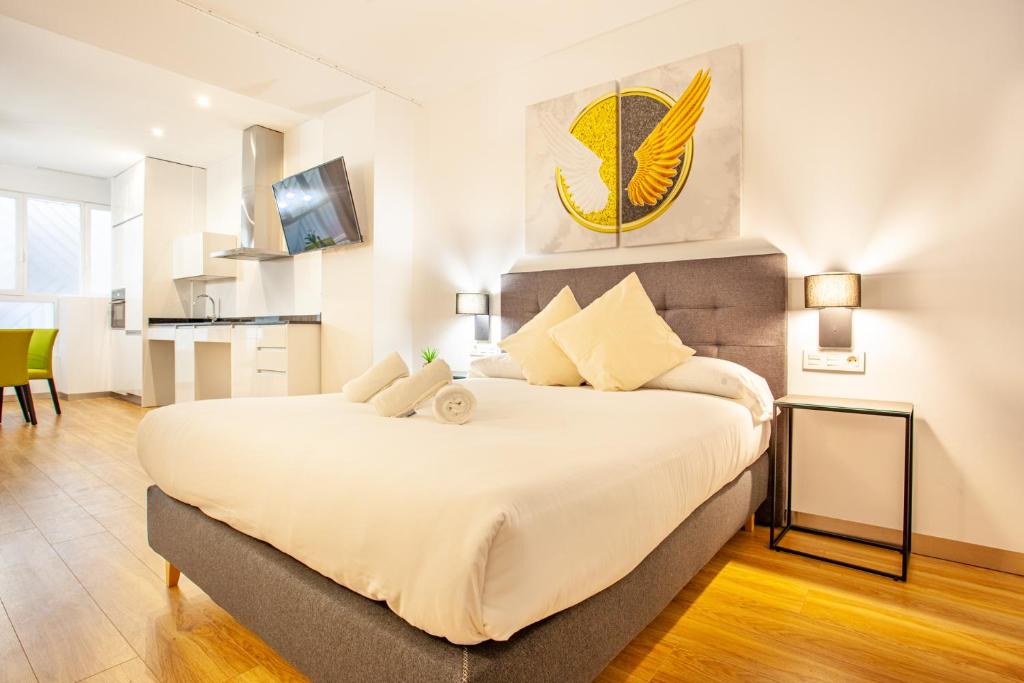 Postel nebo postele na pokoji v ubytování MyFlats Luxury Downtown