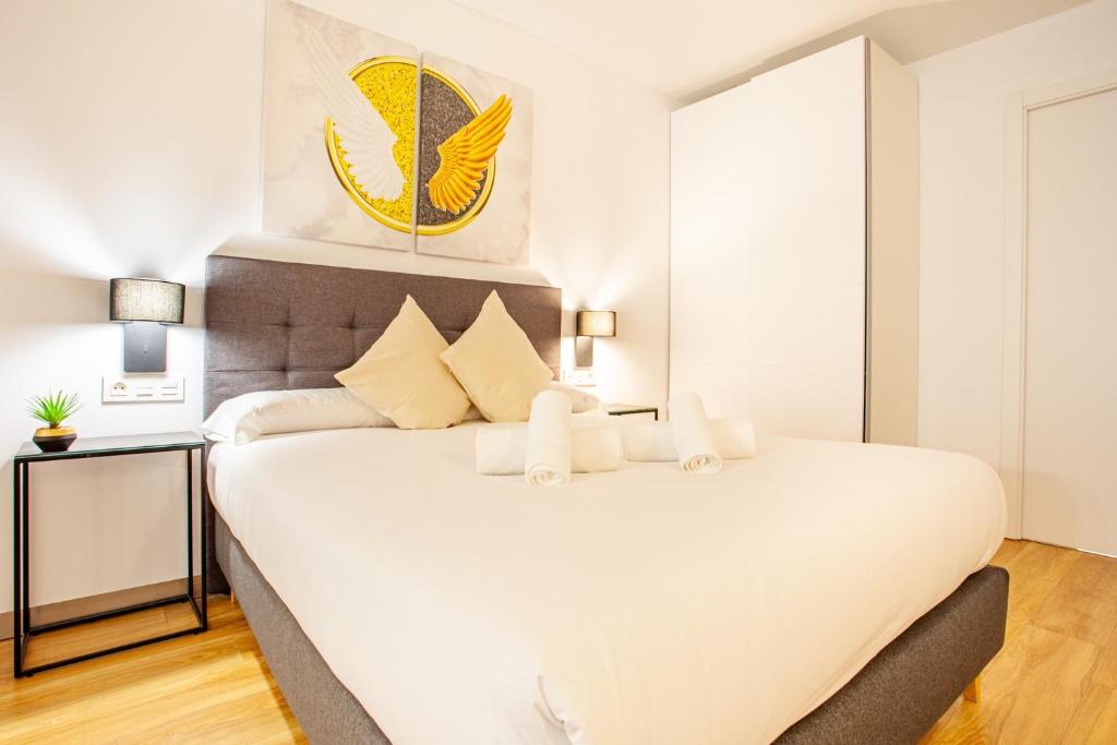Postel nebo postele na pokoji v ubytování MyFlats Luxury Downtown