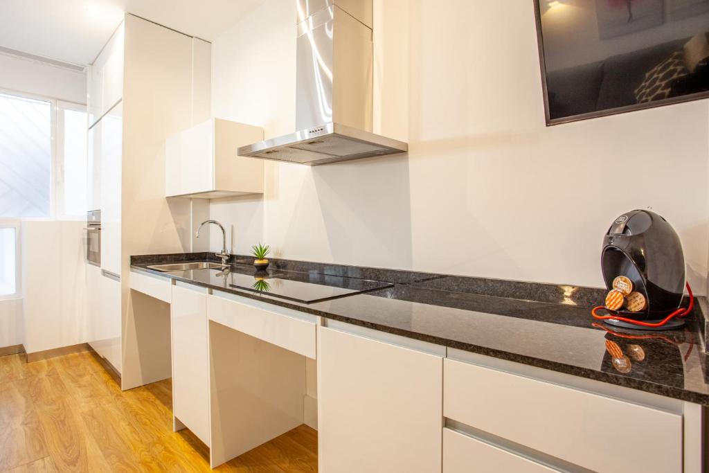 Kuchyň nebo kuchyňský kout v ubytování MyFlats Luxury Downtown