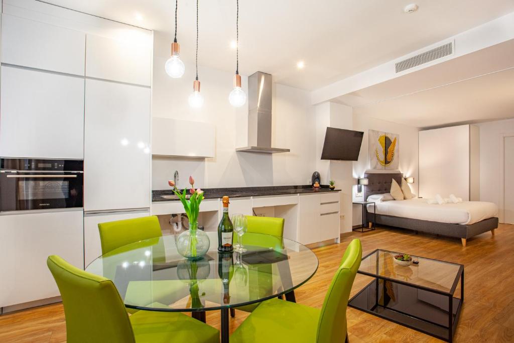 Kuchyň nebo kuchyňský kout v ubytování MyFlats Luxury Downtown