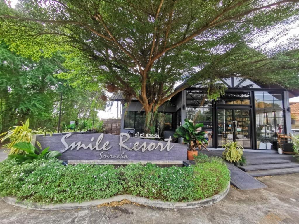 un cartello davanti a un ristorante Smileerk di Smile Resort Sriracha a Si Racha