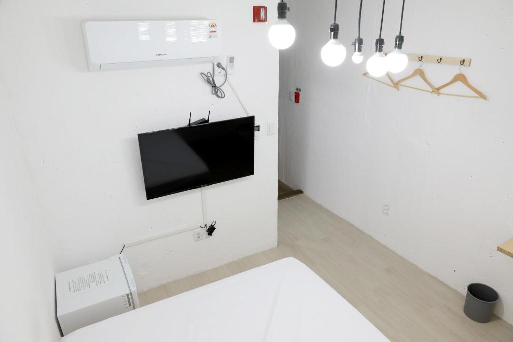 TV a/nebo společenská místnost v ubytování Minihotel Poongdaengi