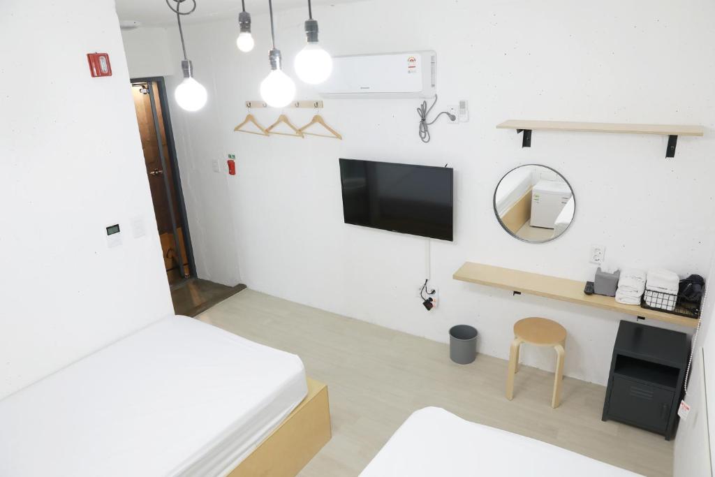 TV a/nebo společenská místnost v ubytování Minihotel Poongdaengi