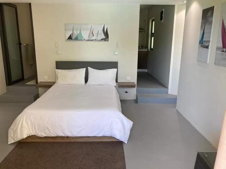Postel nebo postele na pokoji v ubytování Valmarin Seafront Apartments