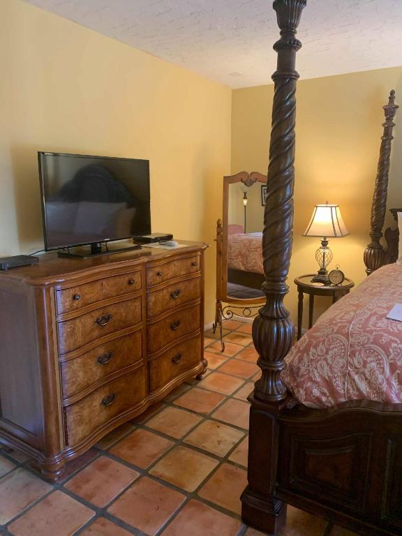 TV a/nebo společenská místnost v ubytování La Maison Hotel - Adults Only