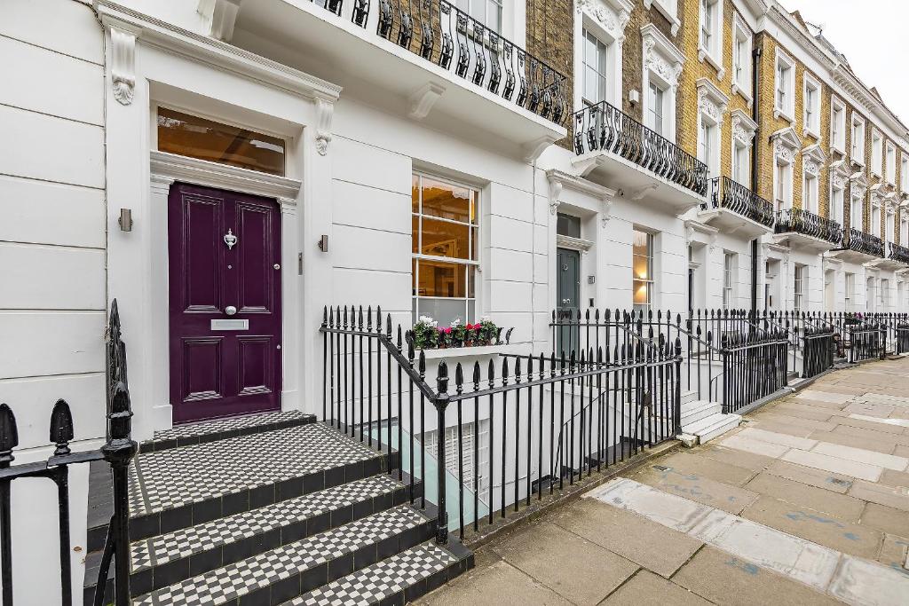 une porte violette sur le côté d'un bâtiment dans l'établissement Central London House Zone 1, à Londres