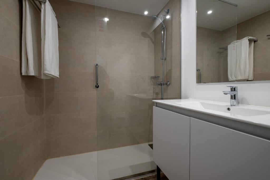 A bathroom at Aparthotel las Dunas