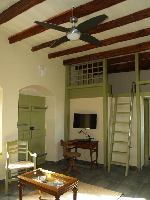 TV a/nebo společenská místnost v ubytování Agapi Holiday House