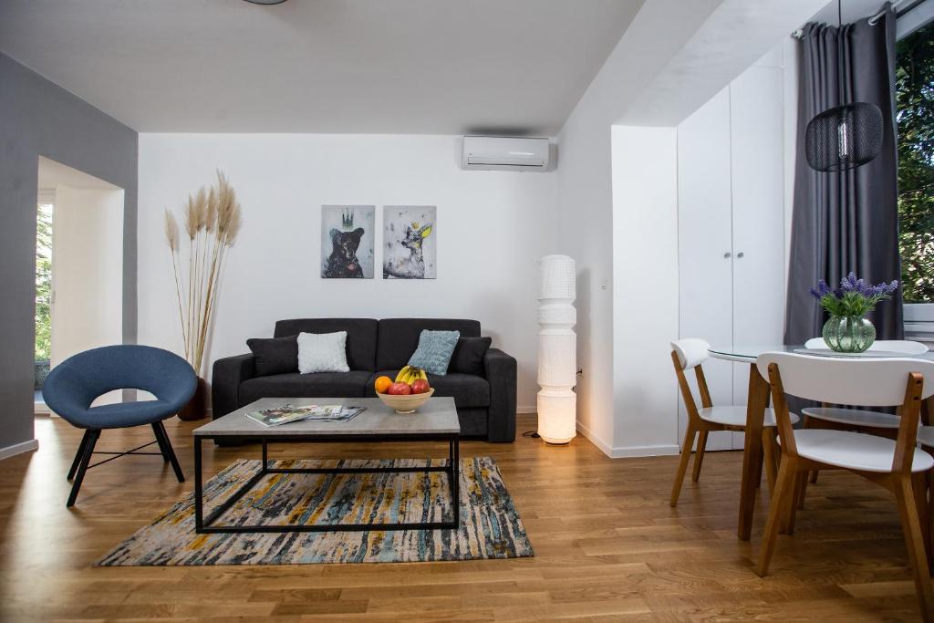Posezení v ubytování Big Tree Apartment & The Nest Apartment - free Parking