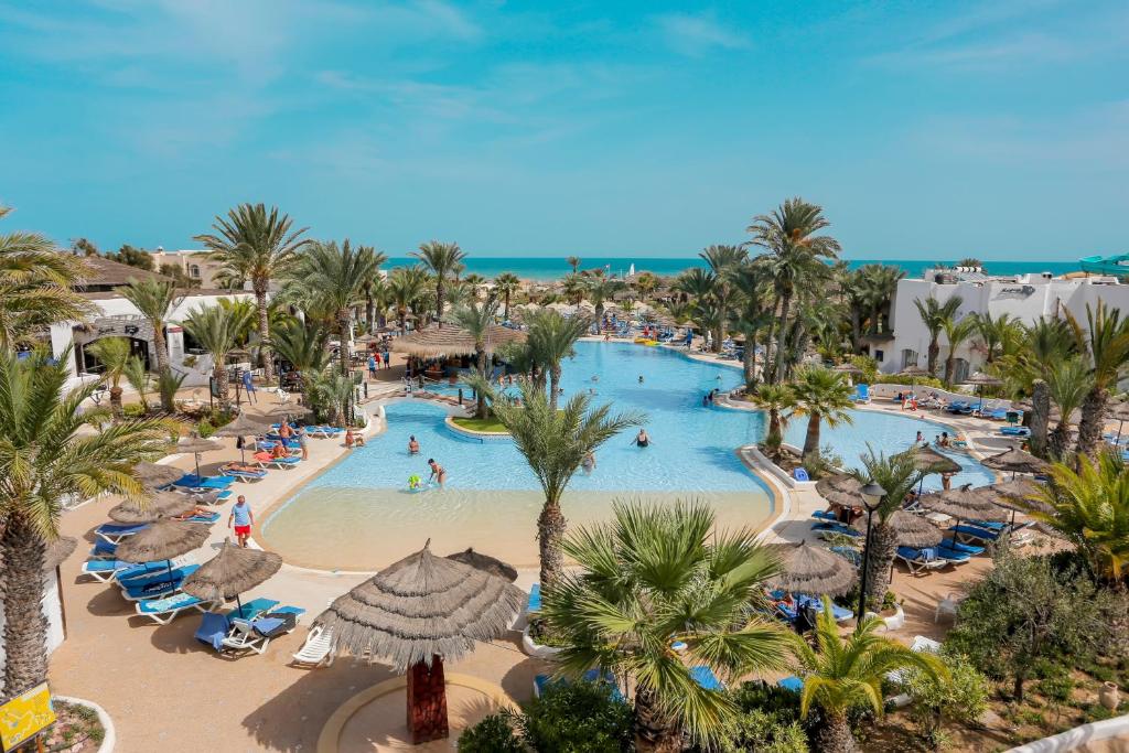 Bazén v ubytování Fiesta Beach Djerba nebo v jeho okolí