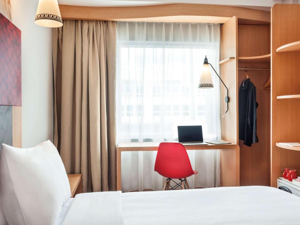 Postel nebo postele na pokoji v ubytování ibis Yogyakarta Adi Sucipto