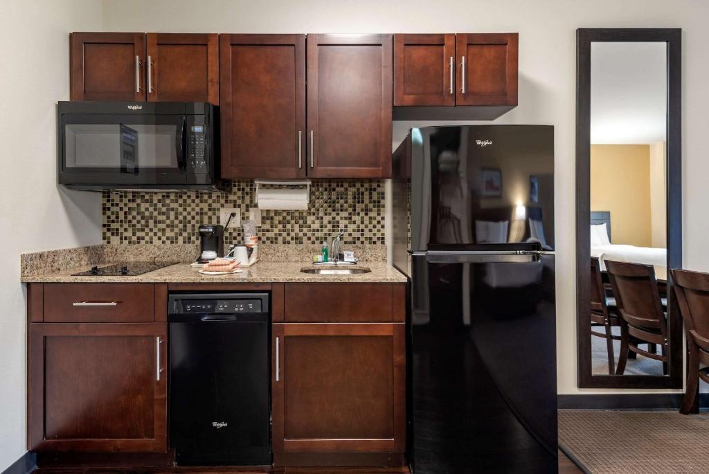 
A kitchen or kitchenette at MainStay Suites Moab near Arches National Park
