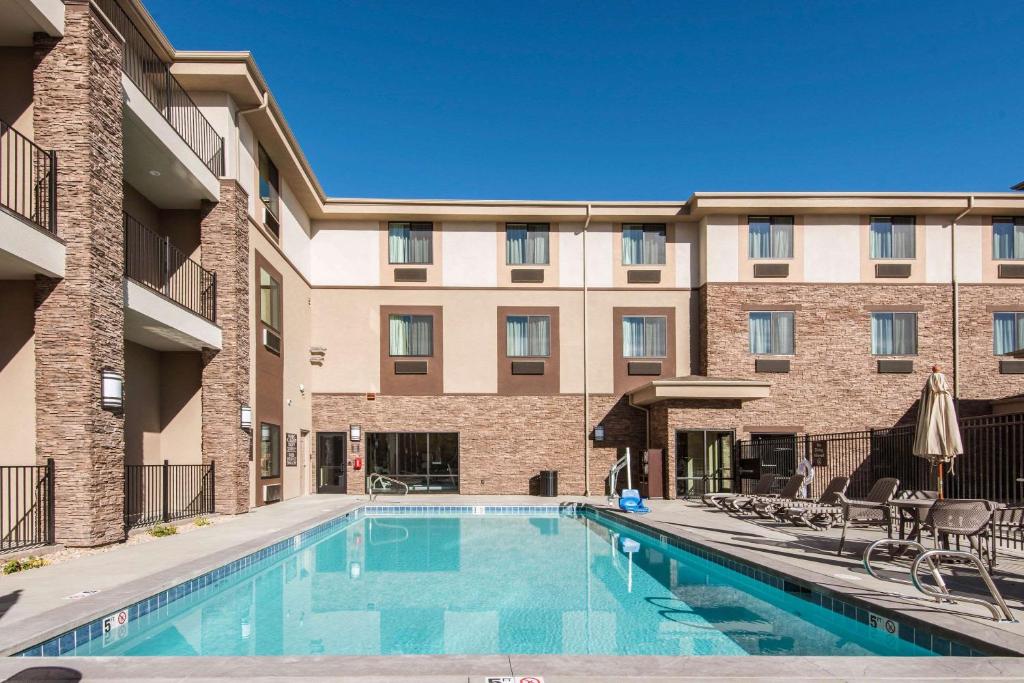 Bazén v ubytování MainStay Suites Moab near Arches National Park nebo v jeho okolí
