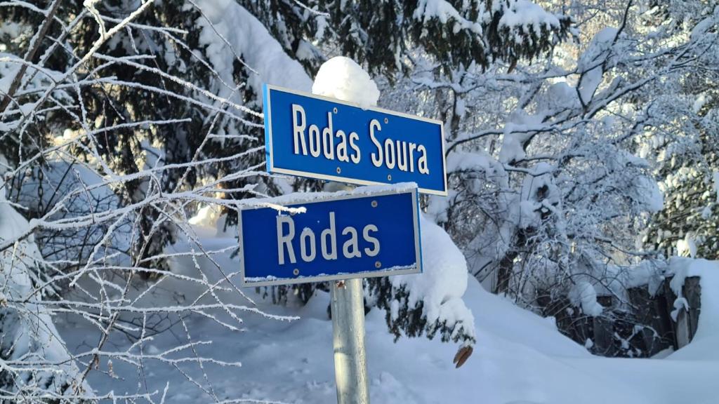 two blue street signs on a pole in the snow at Chalet Wulli in der Nähe der Skianlagen Savognin in Savognin