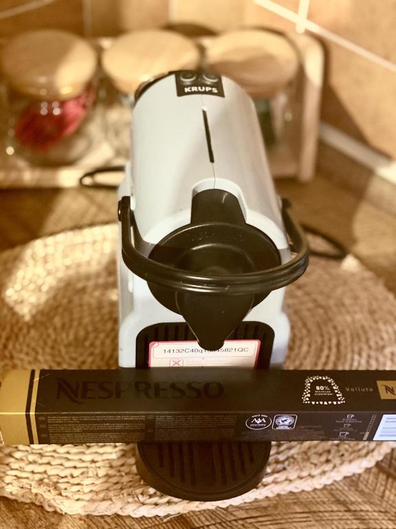 a small black and white mixer sitting on a table at Chalet Wulli in der Nähe der Skianlagen Savognin in Savognin