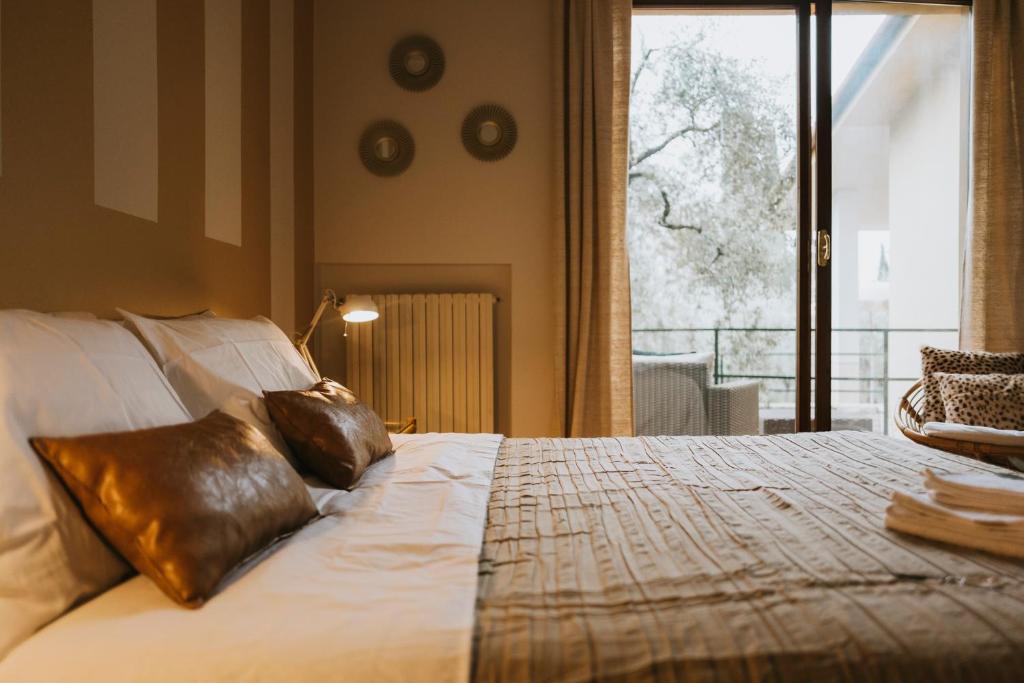 1 dormitorio con 1 cama con 2 almohadas en Villa Vagabondo en Garda