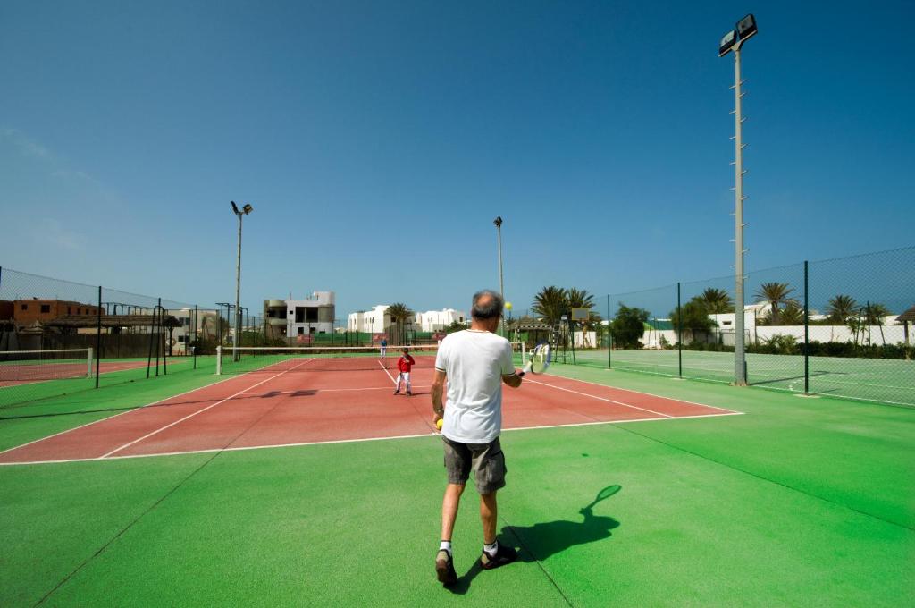 Tenis a/nebo squash v ubytování Fiesta Beach Djerba nebo okolí