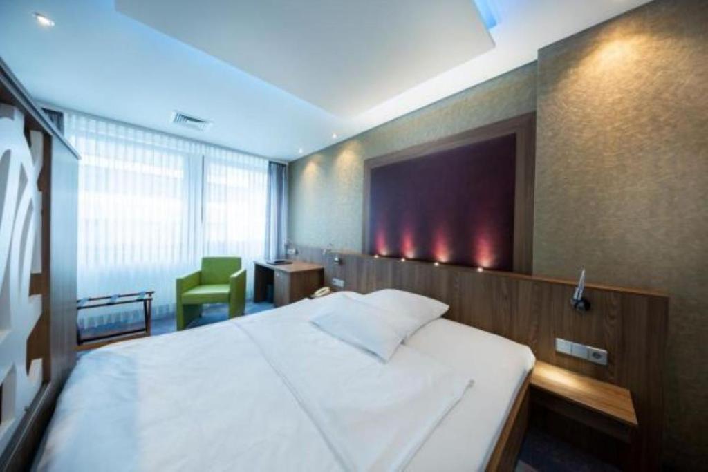 Postel nebo postele na pokoji v ubytování Kronenhotel