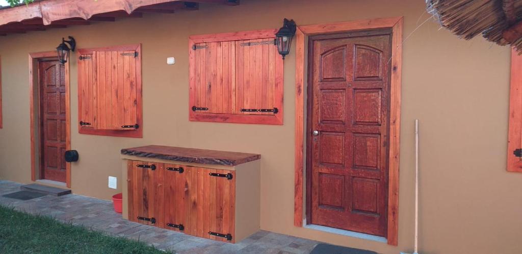 a room with three wooden doors and a counter at EL REMANSO in Mar de Ajó