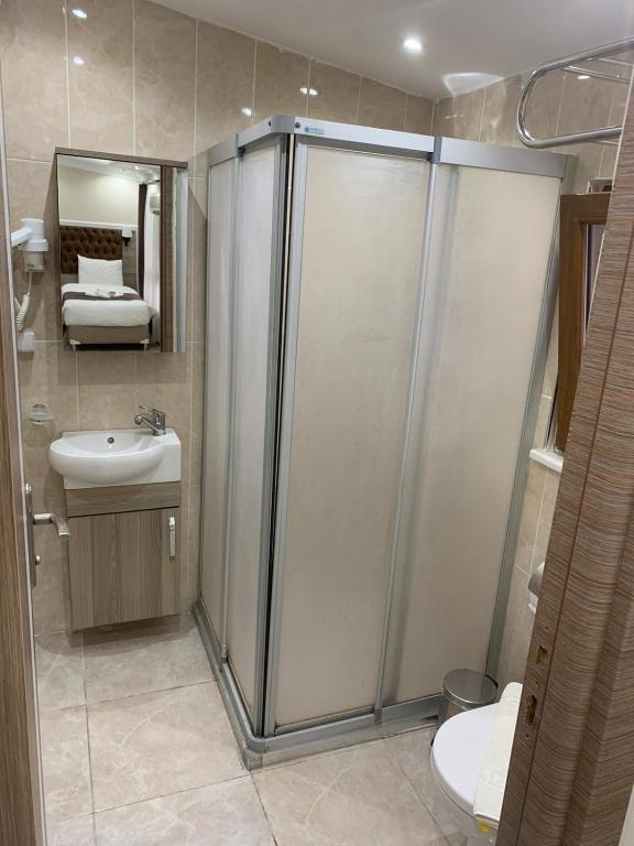 A bathroom at Luna Suites Taksim