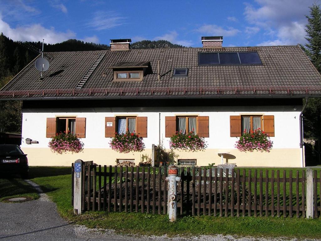 uma casa branca com uma cerca à frente. em Haus Betz em Garmisch-Partenkirchen