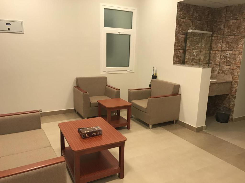 a waiting room with chairs and a table at Taj Alarfeen Furnished Building in Salalah