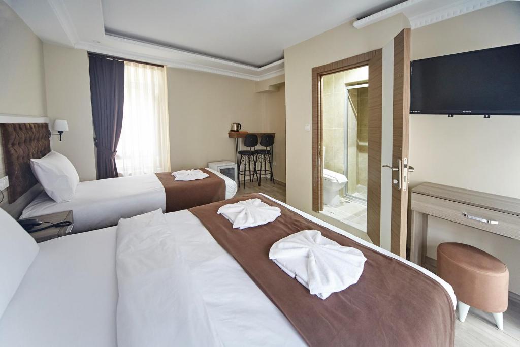 A bed or beds in a room at Luna Suites Taksim