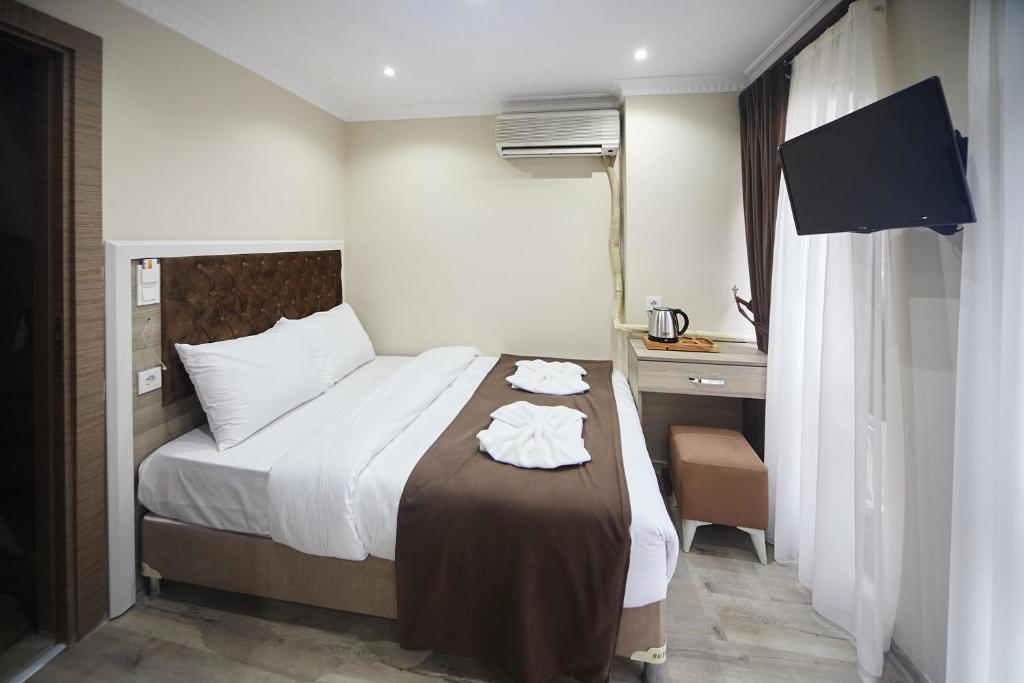 A bed or beds in a room at Luna Suites Taksim