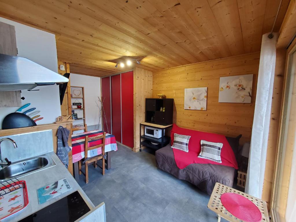 Cette petite chambre comprend un lit et une cuisine. dans l'établissement Chaleureux 2 pièces avec terrasse à Seez, à Séez