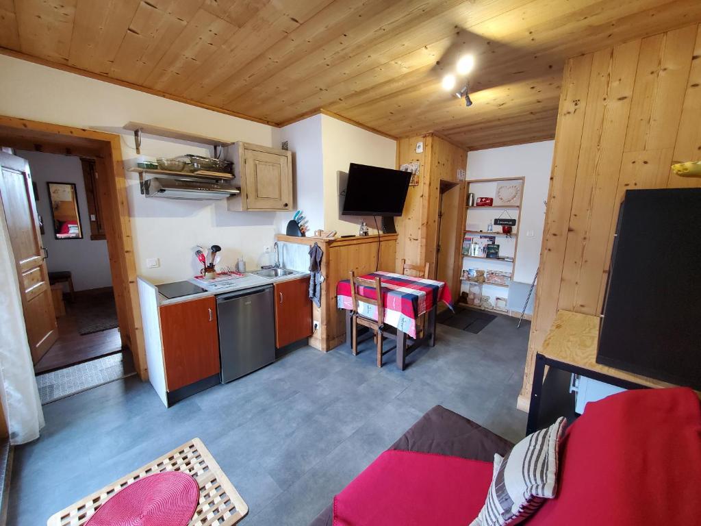 Kuchyň nebo kuchyňský kout v ubytování Chaleureux 2 pièces avec terrasse à Seez