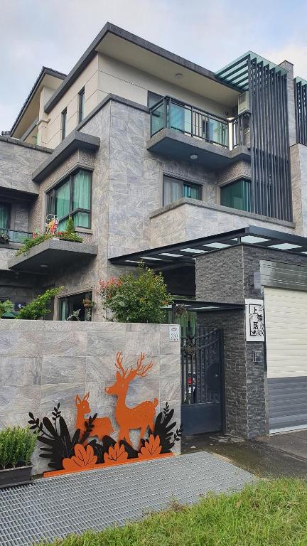 a building with a painting of deer on it at 上雅居 in Sanxing