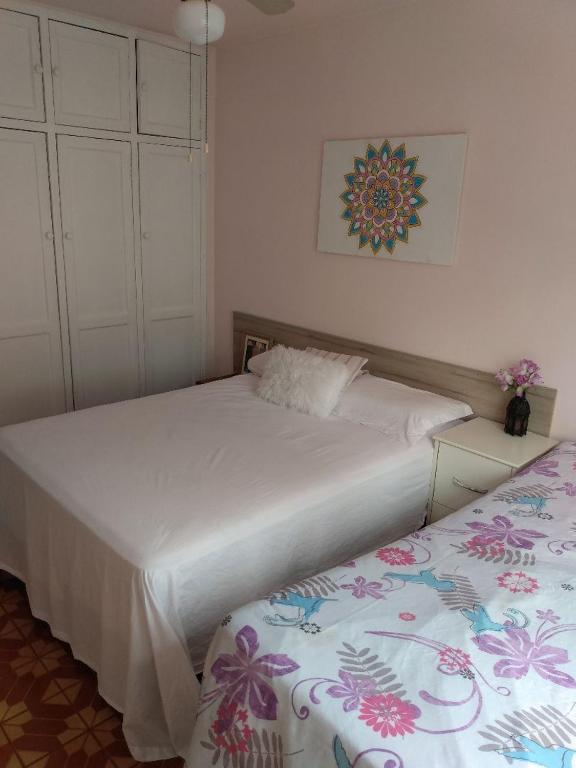  Apartamento duas quadras da praia.
