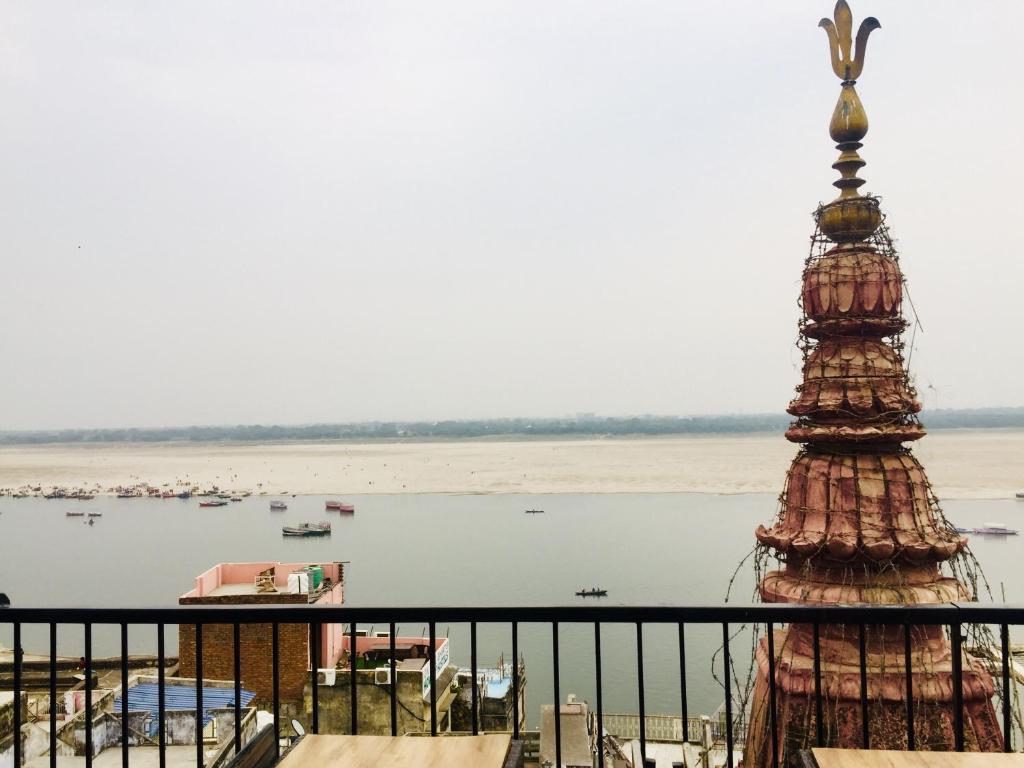 balkon z widokiem na rzekę w obiekcie Yogg Hostel w mieście Waranasi